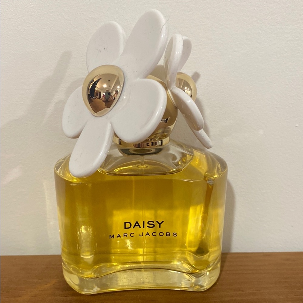 Marc Jacobs Daisy  with Floral Cap